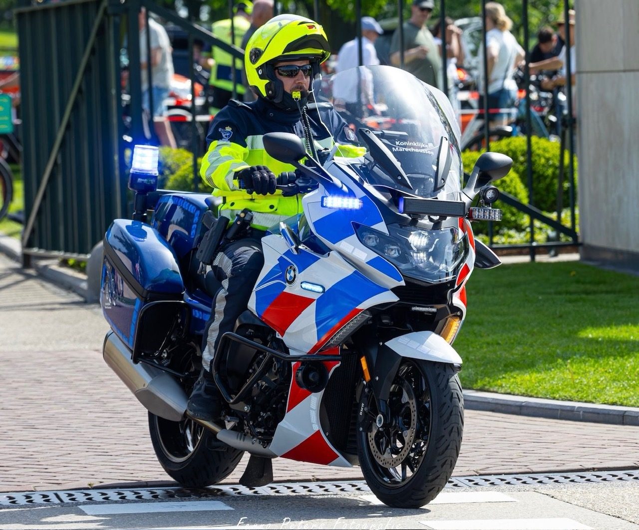 Motorrijder van de Koninklijke Marechaussee op een dienstmotor
